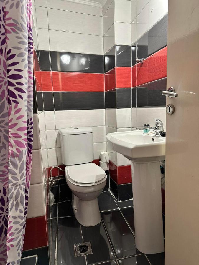 Cozy Apartment At Gazi Square Atene Esterno foto